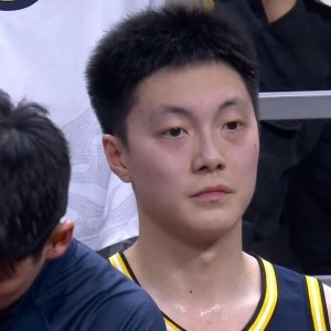 搜狐体育赛事-张皓嘉上位+杜润旺不打！广东队亮出冠军相，杜锋暂时保住帅位！