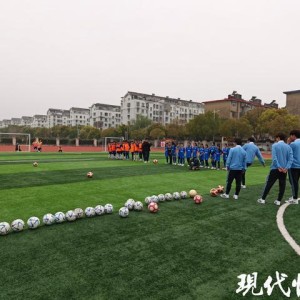 苏超扬州队走进校园与小球员展开“绿茵交流”
